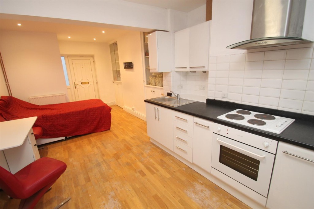 Lot: 163 - MID-TERRACE HOUSE FOR IMPROVEMENT - Upper ground floor studio flat